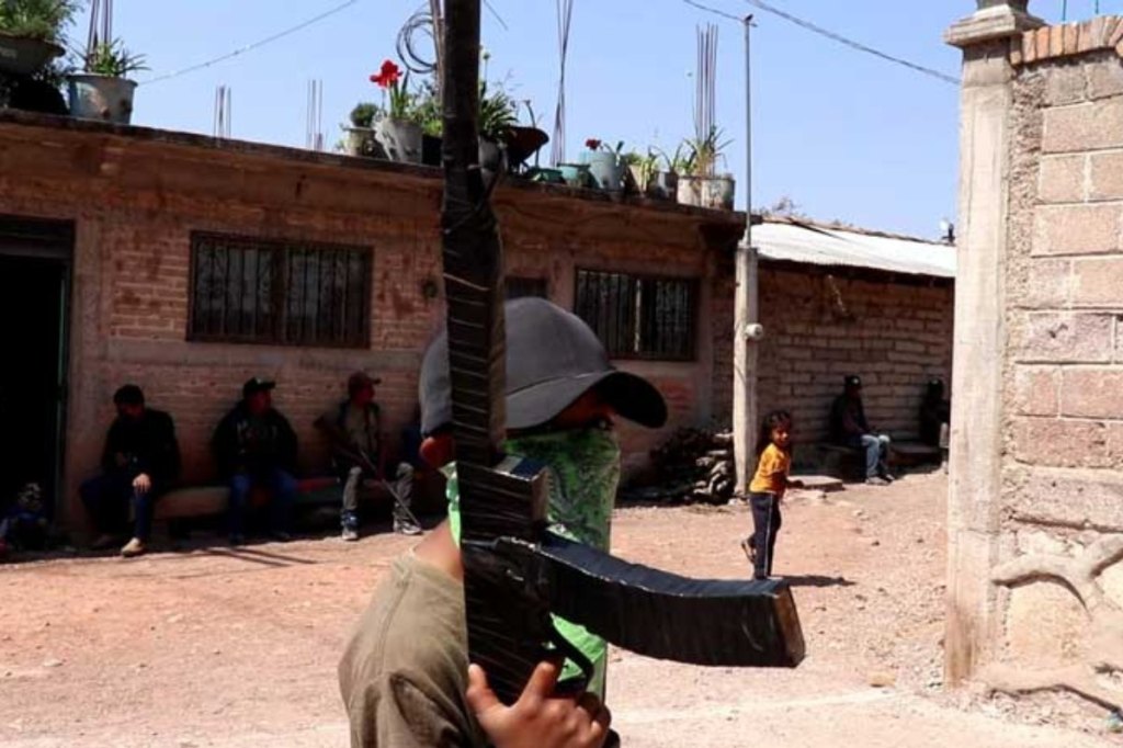 Enseñan a usar armas a los niños para defender a su comunidad
