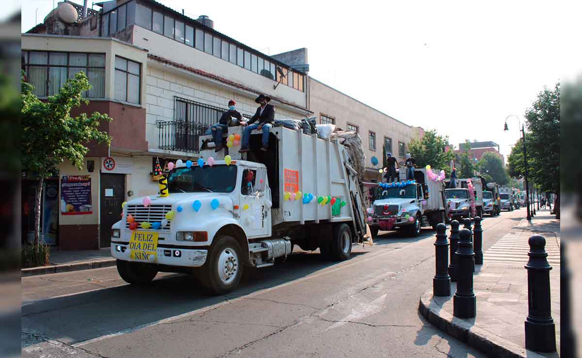 Recolectores de basura se disfrazan de personajes para alegrar a los niños y niñas este 30 de abril.