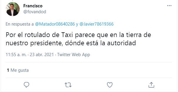 En el video se observa a un grupo de personas uniformadas con playeras tipo polo, repartiendo cervezas a los conductores que pasan por la zona.