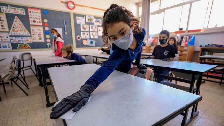 el gobernador del Estado de México, Alfredo del Mazo, menciona que a partir de la aplicación de vacunas se podrá establecer un regreso seguro a clases presenciales.
