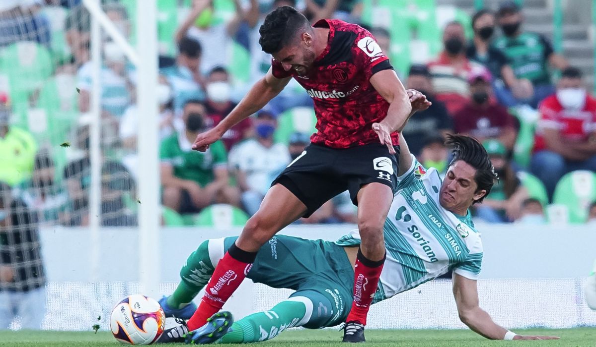 Balon en disputa en el partido en contra de Santos laguna