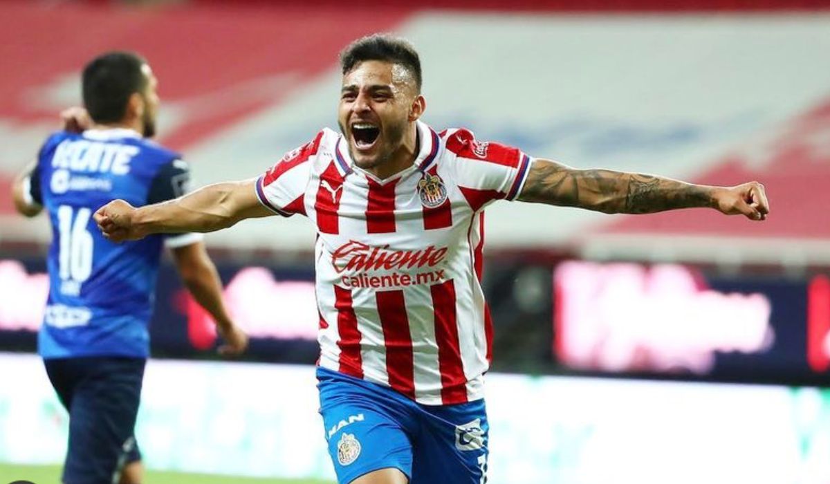 Alexis Vega jugando un partido con las chivas