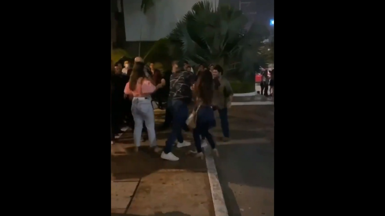 mujer es agredida por un hombre