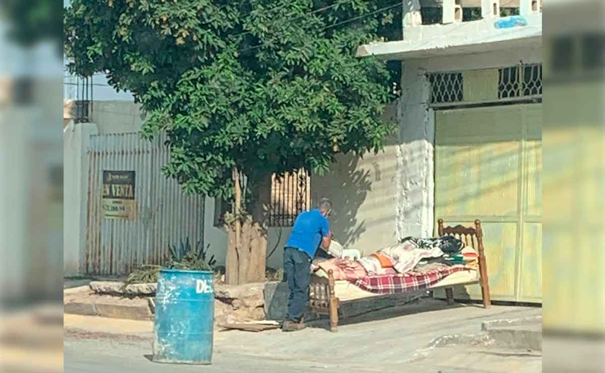 Abuelito fue echado a la calle con todo y cama.