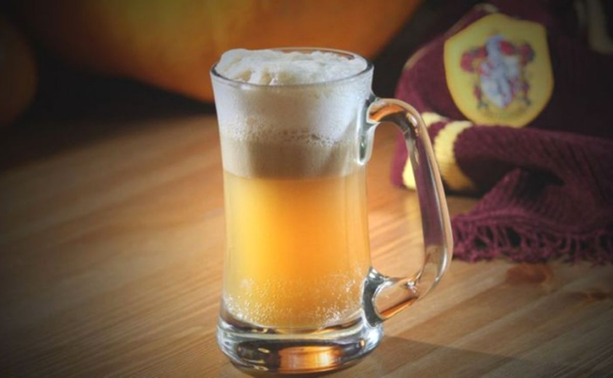 Y una de las bebidas que vemos en las películas es la cerveza de mantequilla, un producto que podemos ver en el bar de Las Tres Escobas y en El Caldero Chorreante.