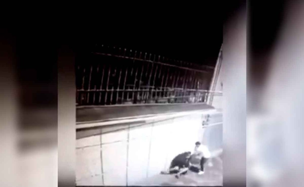 Cámaras de seguridad captan a un sujeto golpeando a una mujer en calles de Toluca