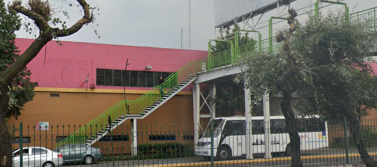 Denuncian sujeto tomar fotos y grabar a mujeres en Toluca.