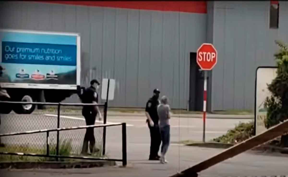 Mujer zombie de Seattle con policías.