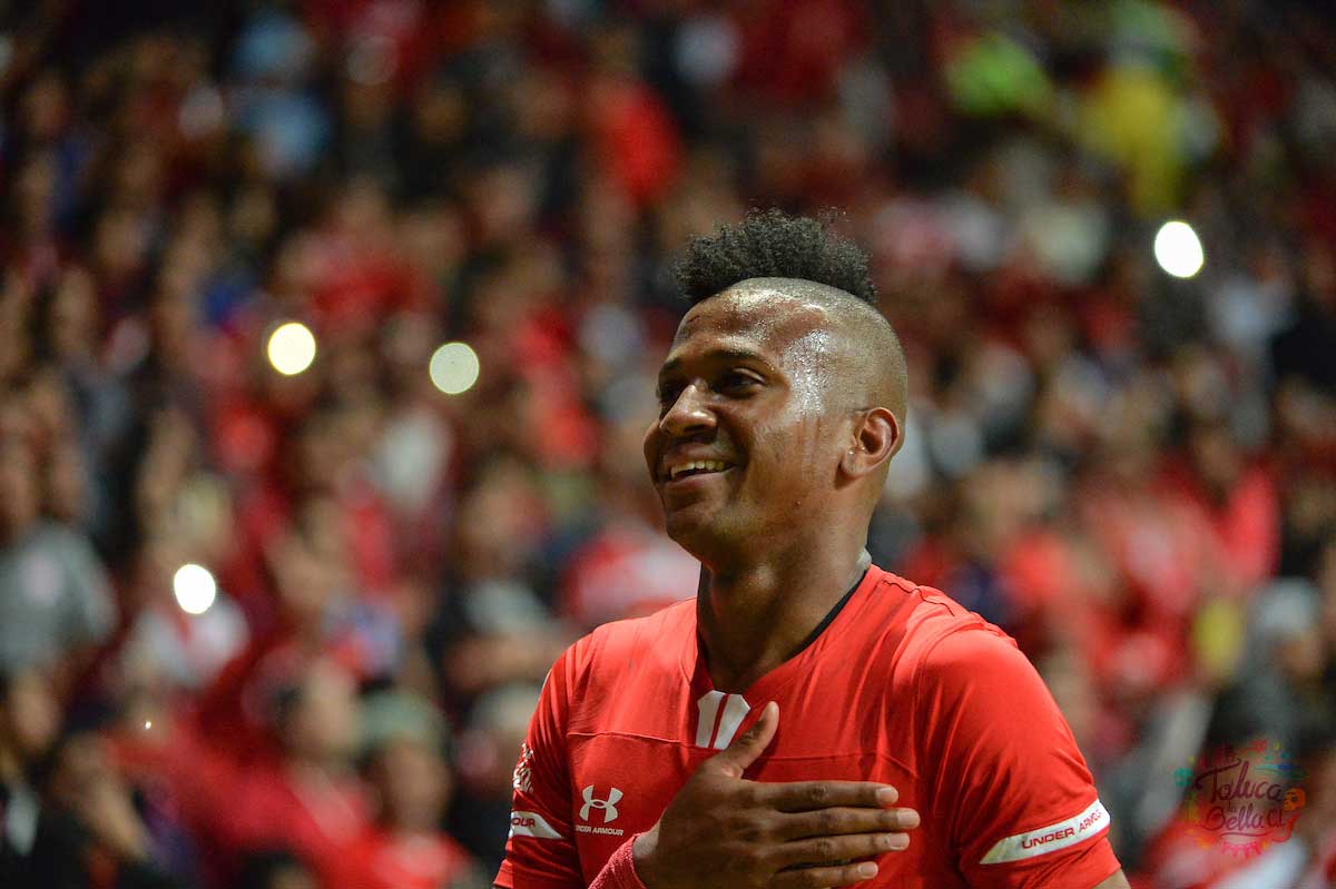 Michael Estrada festejando un gol con la playera escarlata