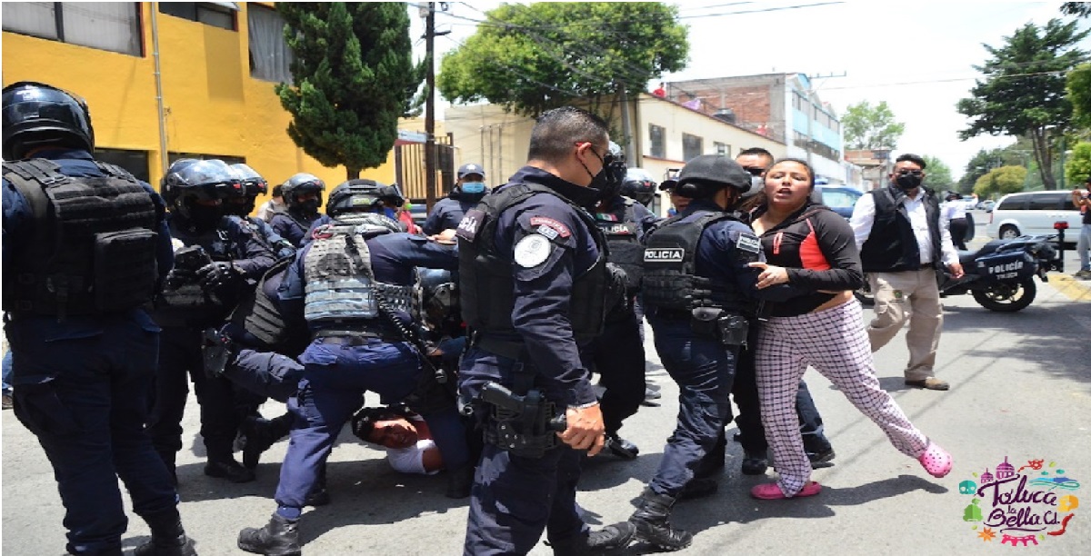 Policías se confrontaron con familiares de dos detenidos que interaron liberar para no ser presentados ante el Ministerio Público.