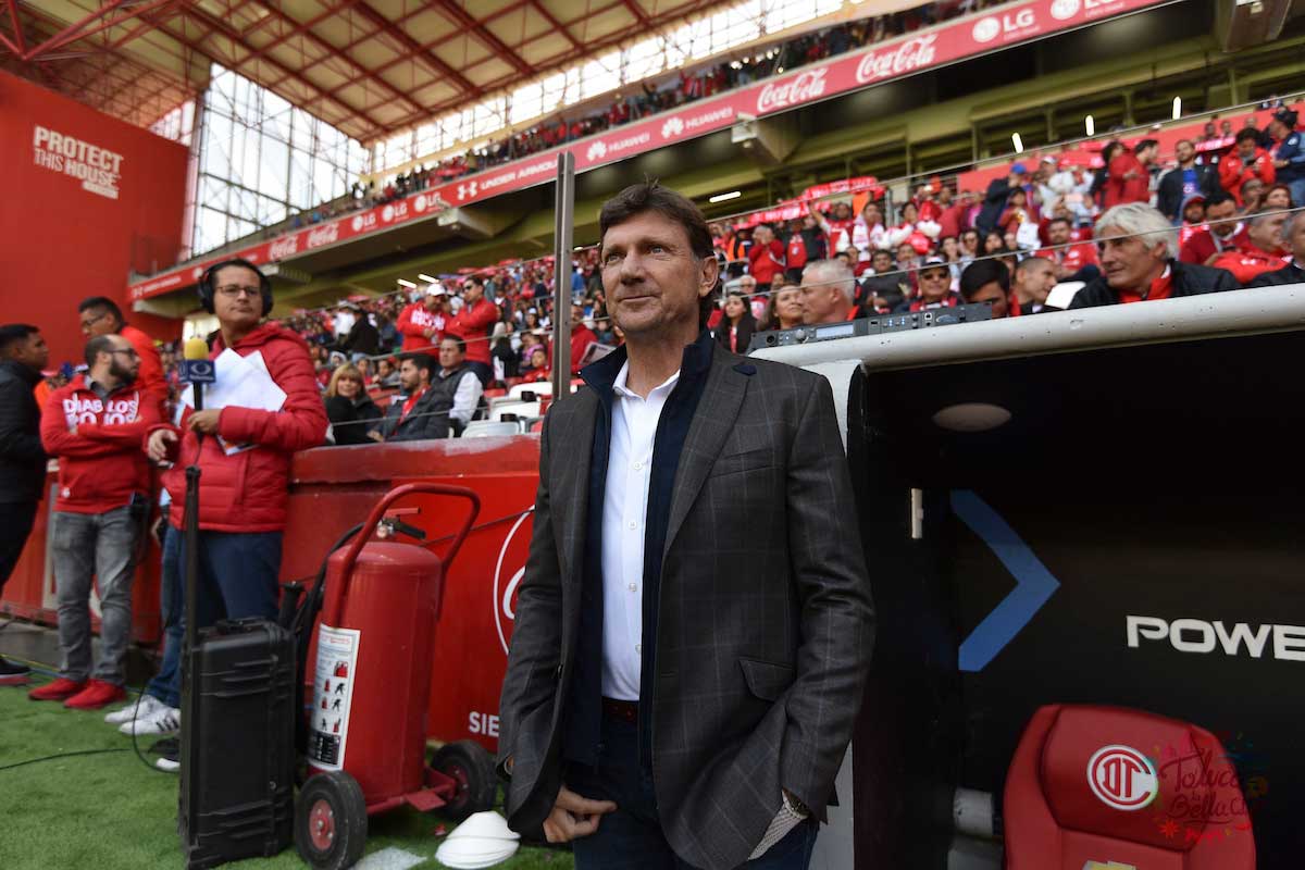 Hernán Cristante dirigiendo un partido en el estadio Nemesio diez