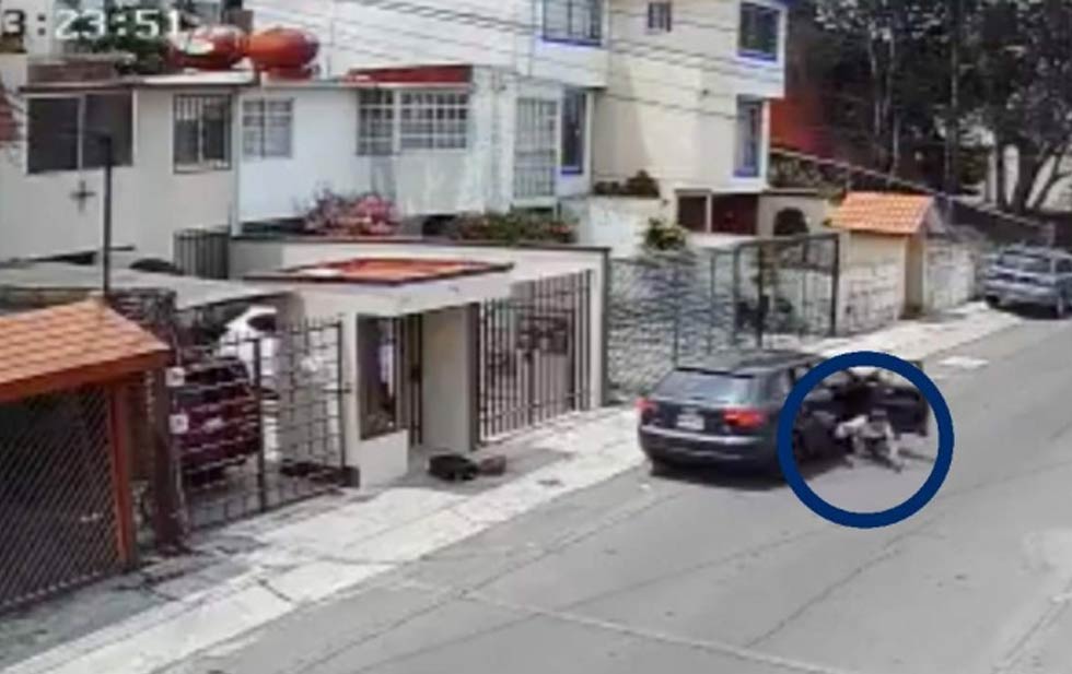 En la grabación se observa como el hombre comienza a tirar fuera del vehículo una maleta y la bolsa de la joven. Posteriormente, la mujer es lanzada fuera del auto.