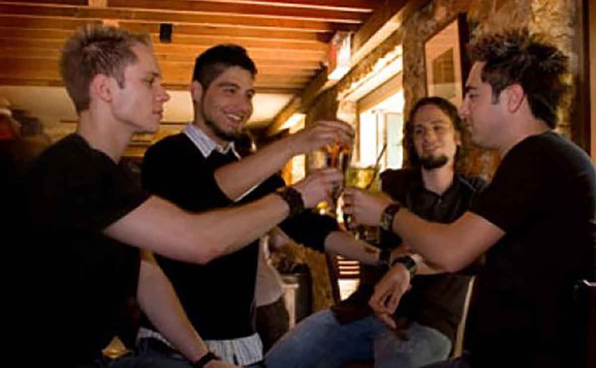 Hombres sienten atracción por otros hombres.