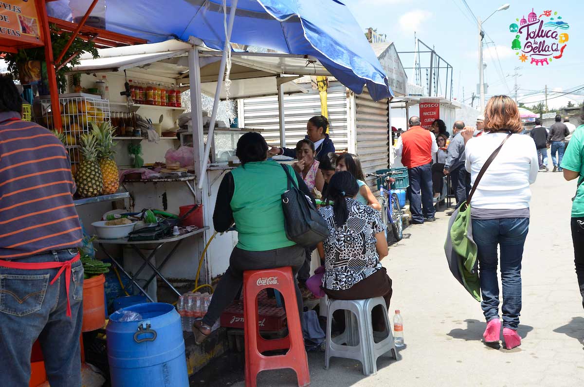En las calles de la CDMX es muy común ver queen los puestos se venden quesadillas de huitlacoche