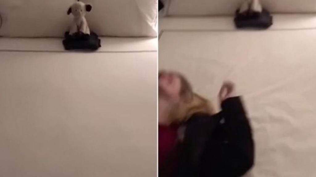En la grabación se observa una cama con un peluche, sin embargo, al hacer uso de la función de celular, se observa cómo una chica se encuentra haciéndole compañía en el cuarto de hotel.