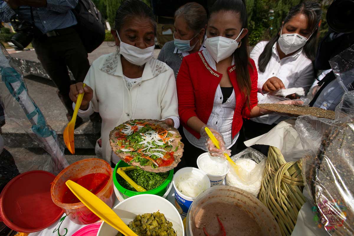 Son varios ingredientes los que lleva el huarache el cuál es muy diferente a la tlayuda de Oaxaca