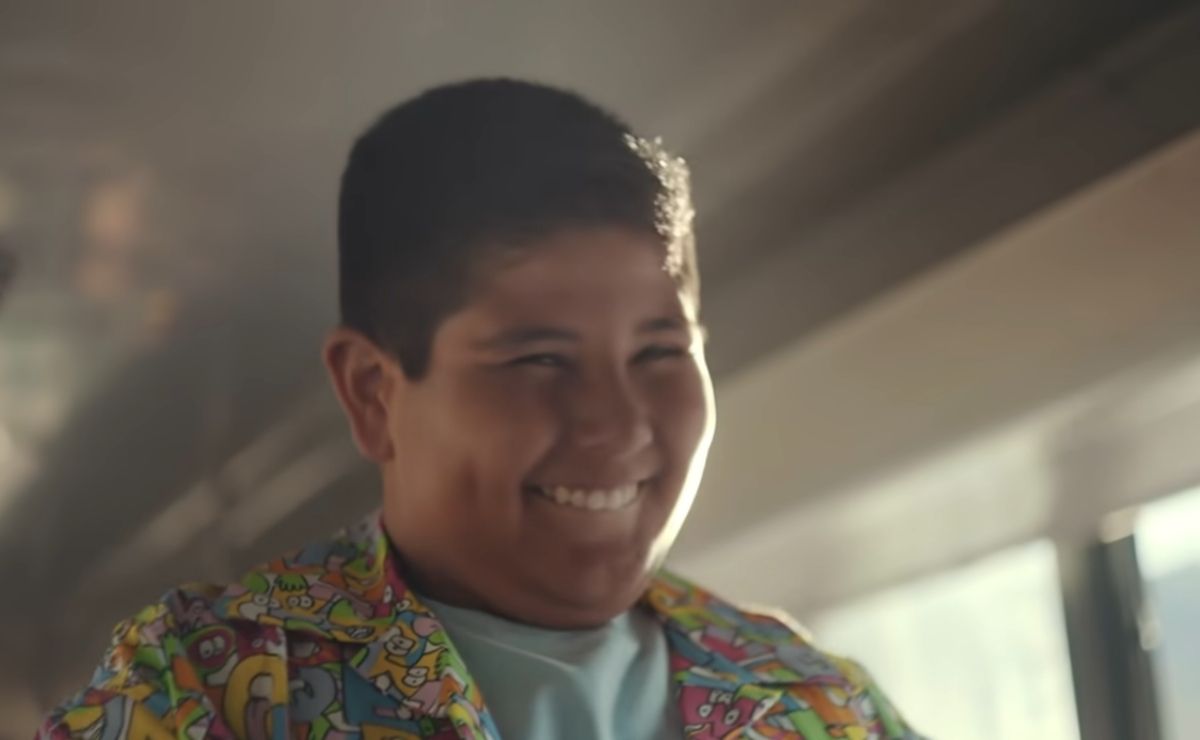 En el video de reguetón se cuenta la historia de cómo el Niño del Oxxo se enamora de una chica en el camión