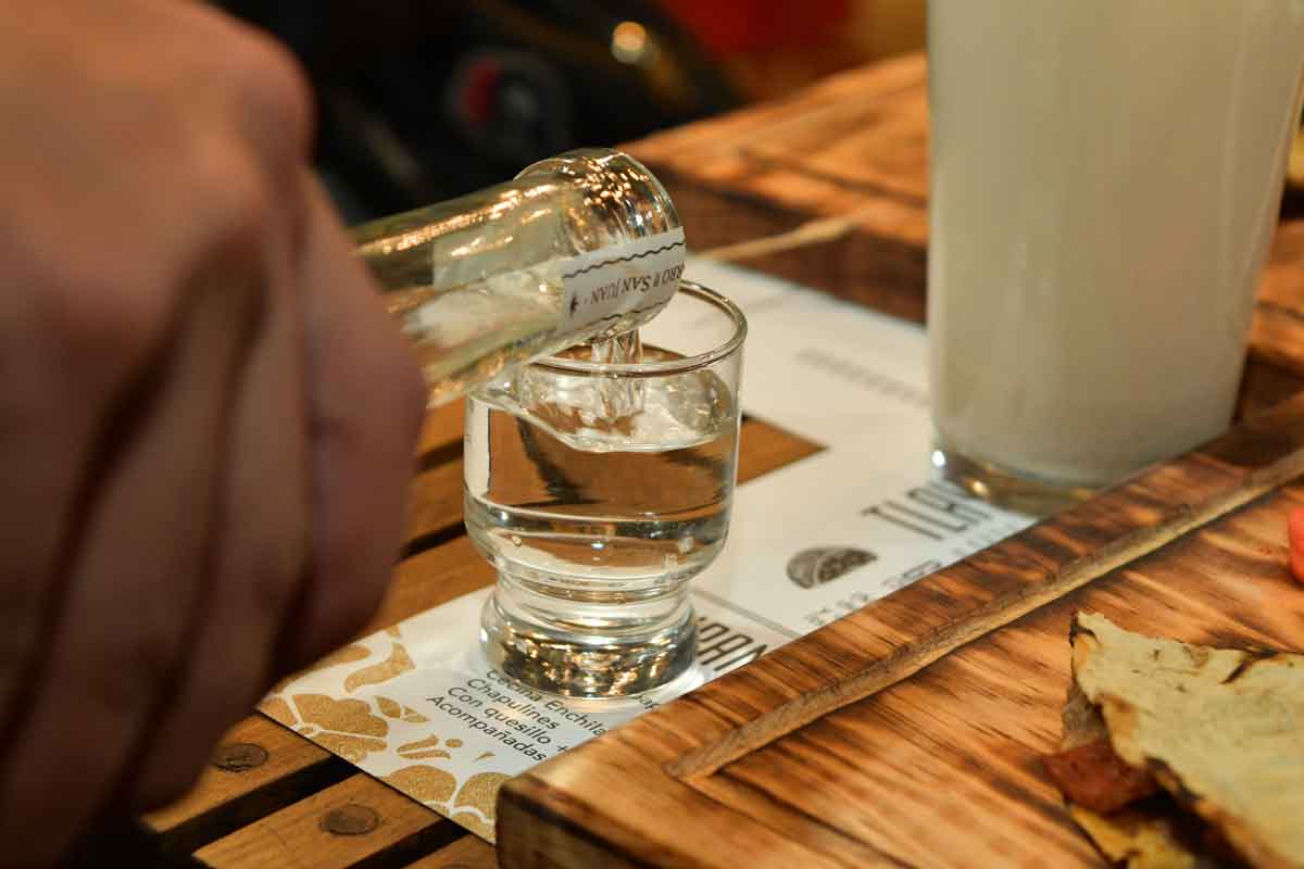 Mezcal tradicional de Oaxaca en La Shunquita.