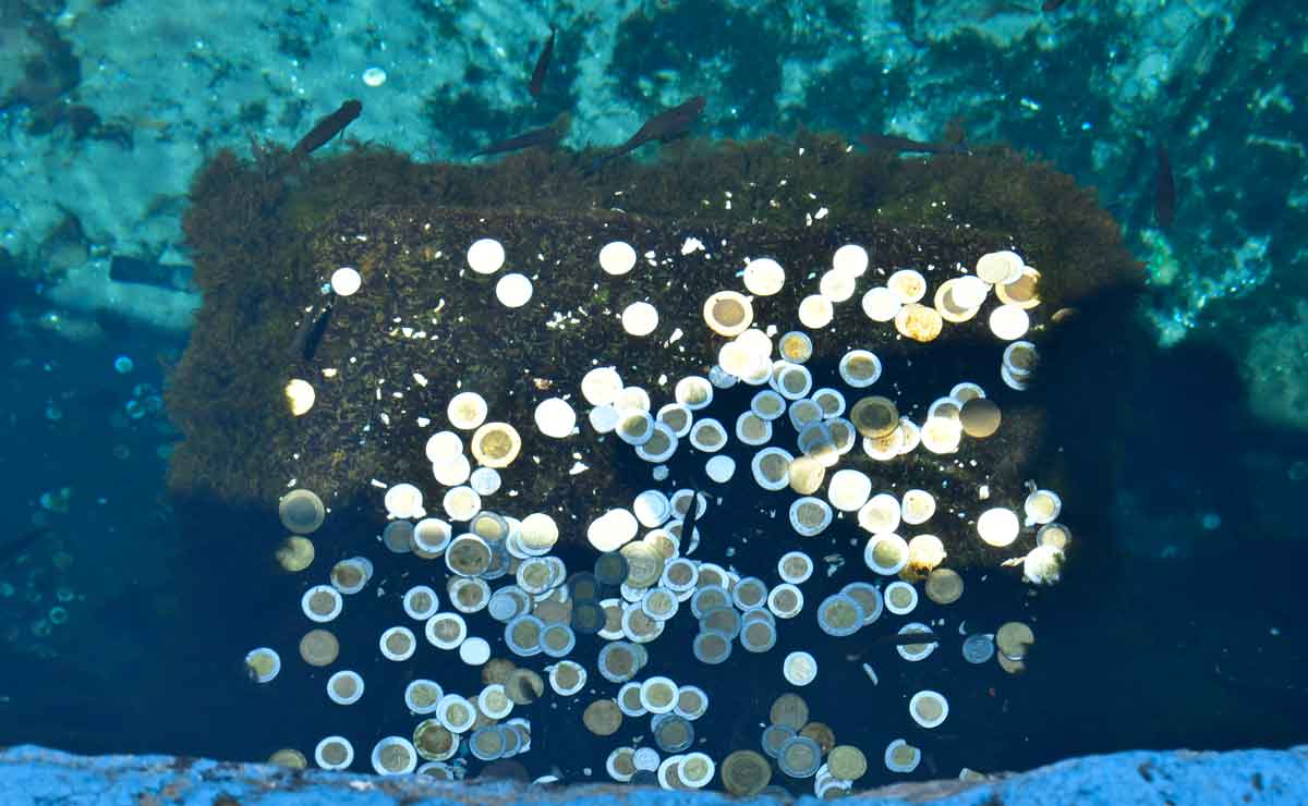 Monedas en la pila del atrio en Ojo de Agua.
