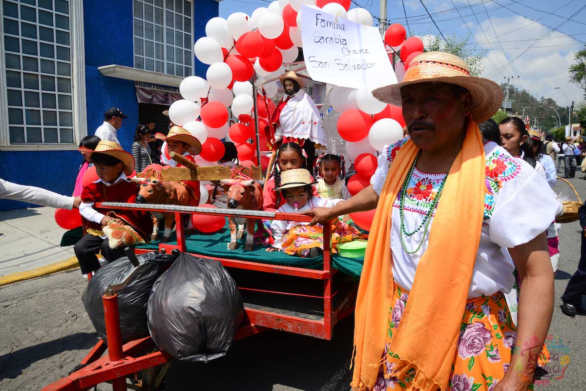 Los carros alegóricos coloridos son algo muy representativo de la festividad