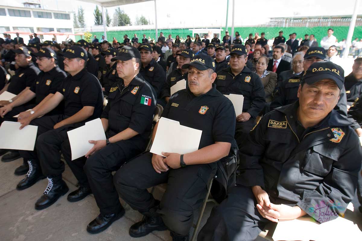 Los custodios del EdoMéx en una ceremonia para recibir reconocimientos