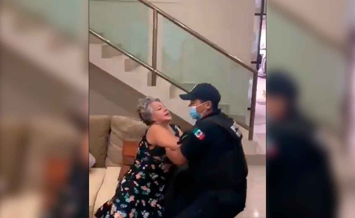 Policía somete a abuelita por allanar una casa.