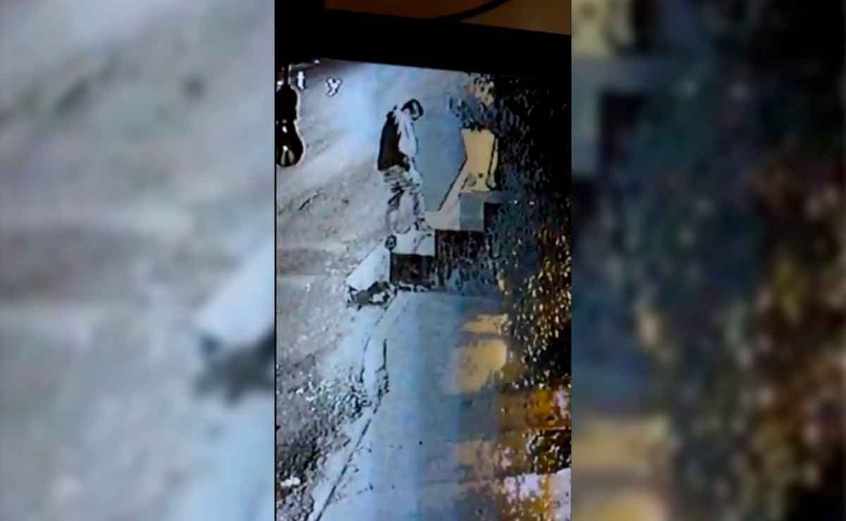 En las imágenes se observa como uno de ellos se acerca al altar perteneciente a los conductores en la base de camiones ruta 73 y se persigna en varias ocasiones para después robar la imagen de la Virgen de Guadalupe