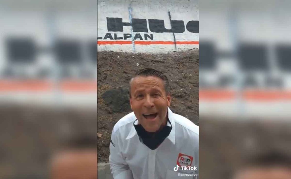 En la grabación se observa como la joven lo intercepta y le pide que "la mande a chingar a su madre", por lo que Adame accedió.