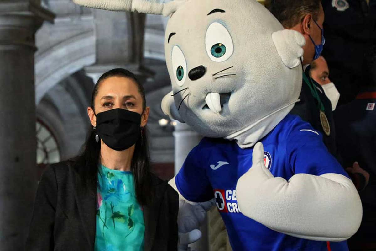La jefa de gobierno se tomo una foto con la mascota de Cruz Azul