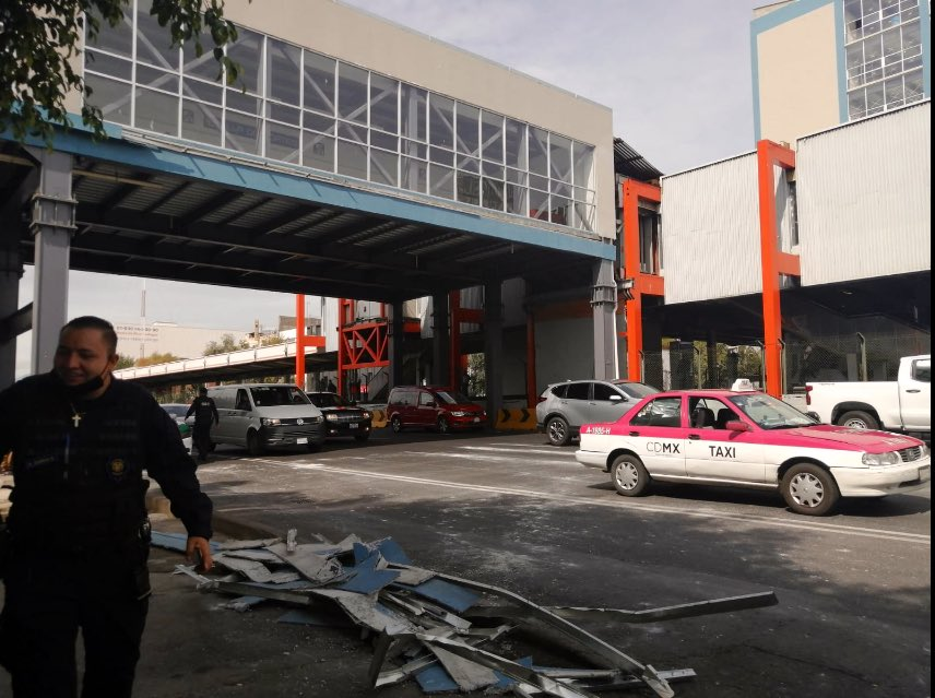 Metro de la CDMX, cae plafón de la línea 2 y daña dos autos