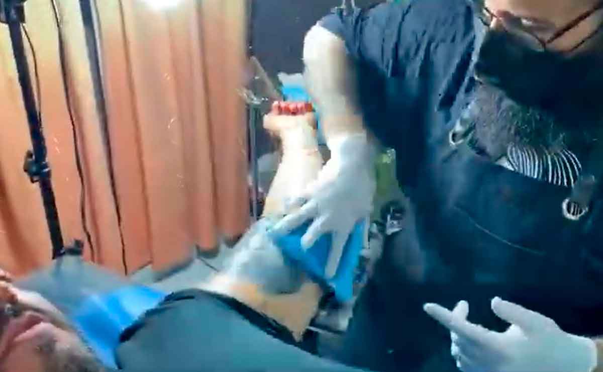 ¡Adiós tatuaje de Belinda! Lupillo Rivera se lo tapa.