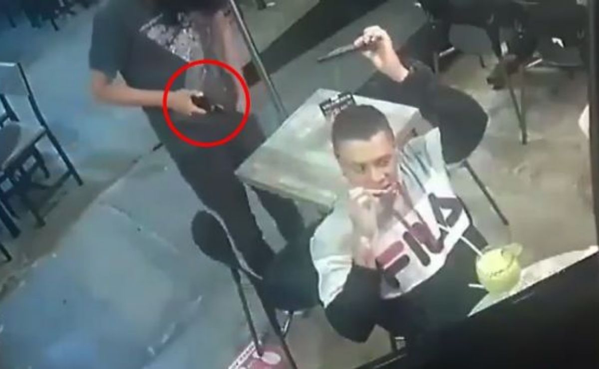 A continuación, te dejamos el momento exacto del asalto y cómo el joven sigue comiendo sus alitas a pesar de la presencia del asaltante.