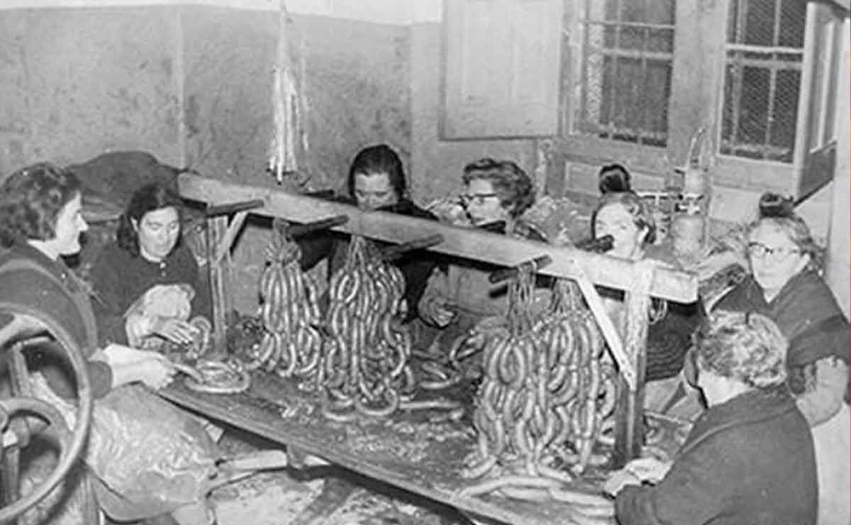 Mujeres elaborando el tradicional chorizo de Toluca.