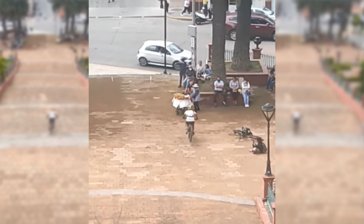 En las imágenes se observa como el ciclista baja a toda velocidad por las escalinatas del Calvario de Metepec