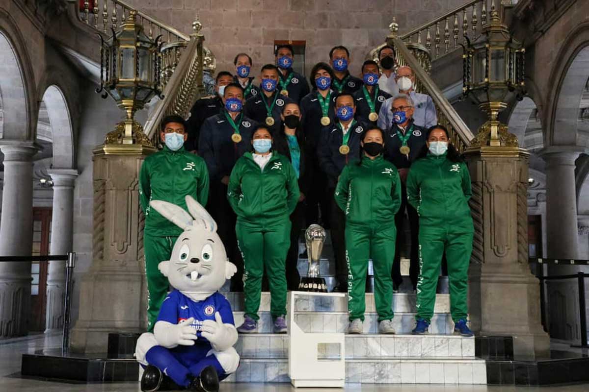 La foto del recuerdo de la visita de los jugadores de Cruz Azul