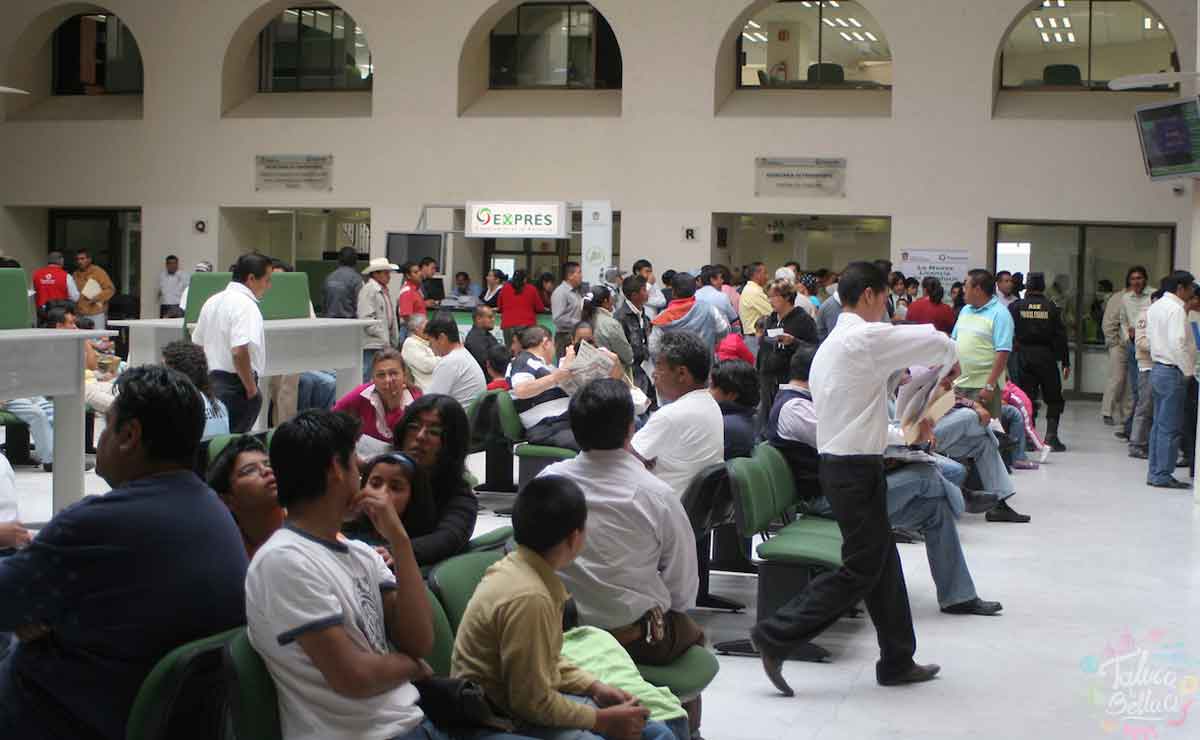Gente esperando para pagar tenencia en Edomex.