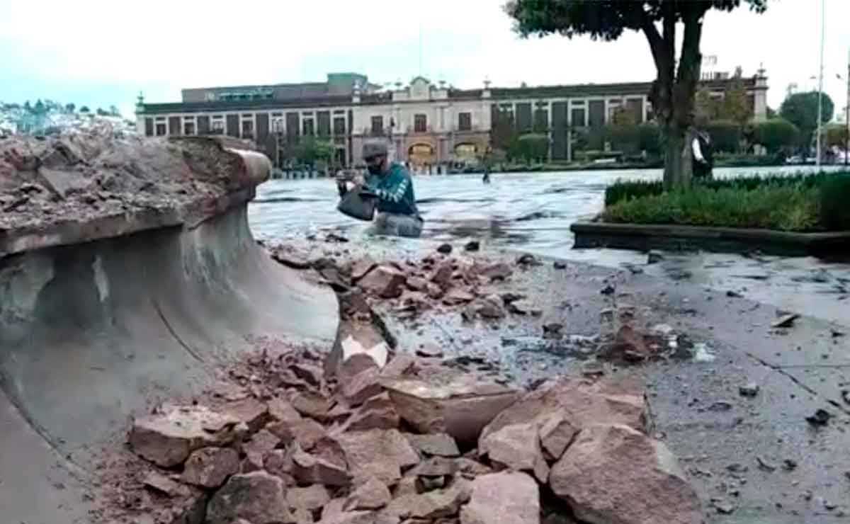 Feministas destruyen fuentes de Toluca.
