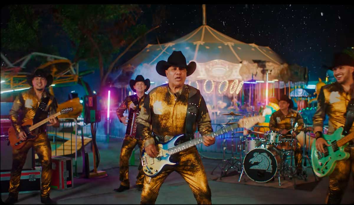El niño del Oxxo es protagonista del nuevo video de Bronco