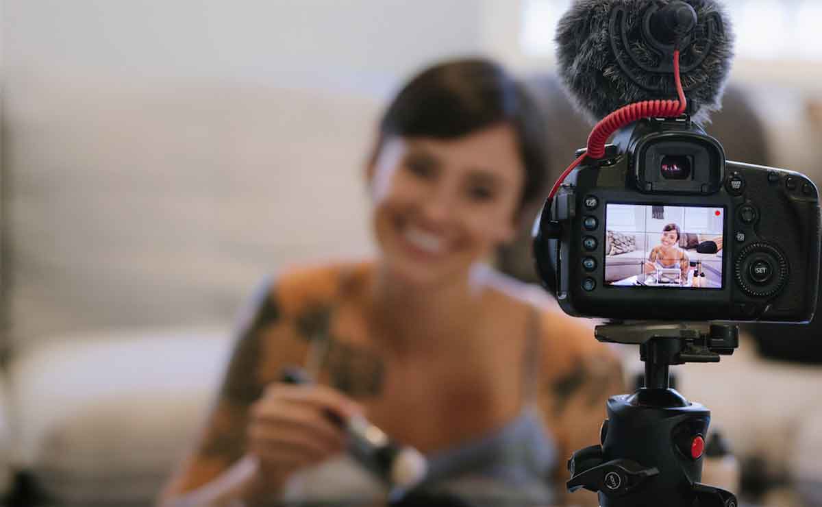 Influencer pide comer gratis en restaurante y se vuelve viral.