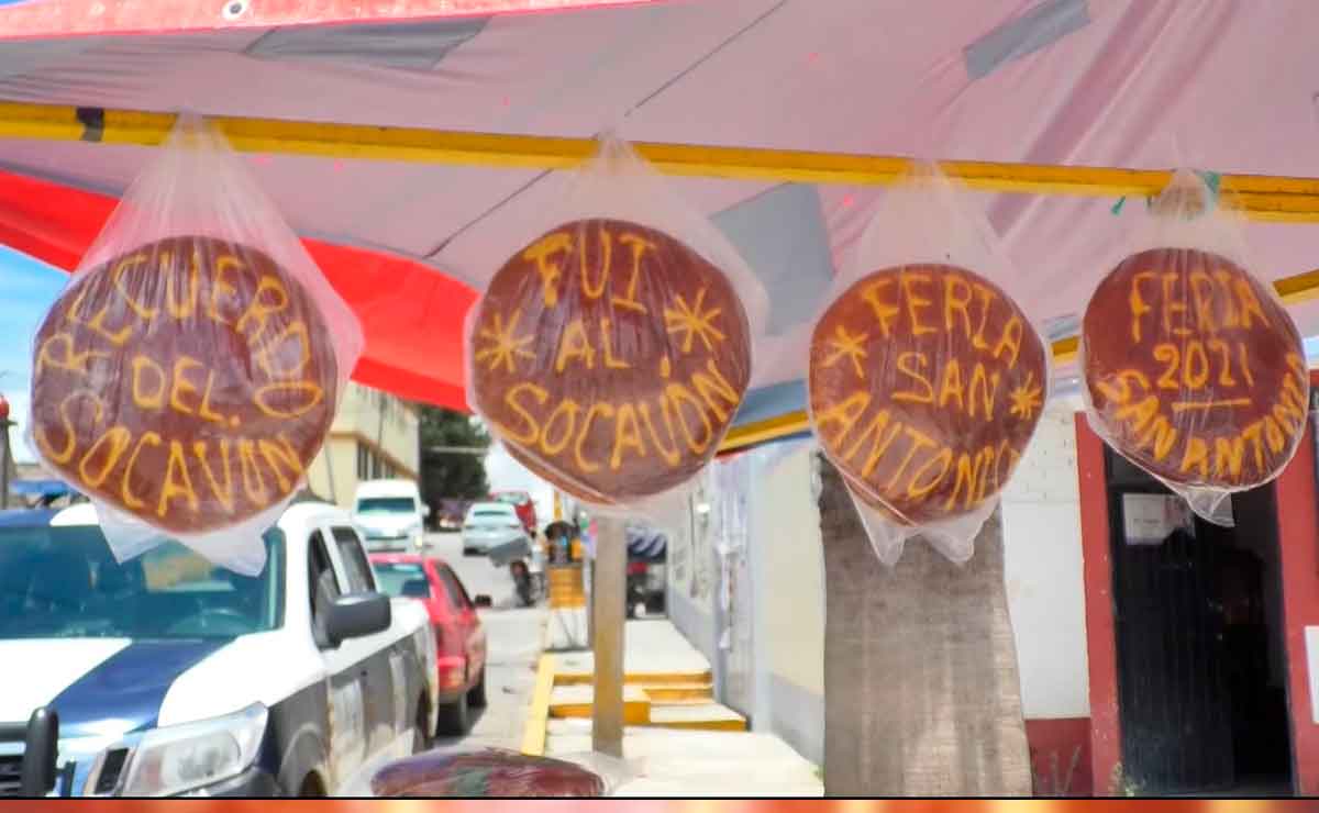 Ingenio mexicano, crean pan con frases de recuerdo del socavón.