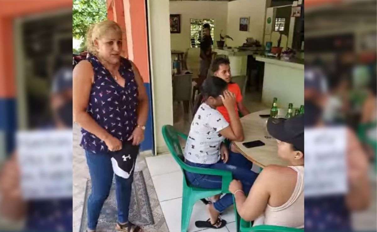 En la grabación aparece la señora con una serie de letreros, en los que cuenta un poco de la historia de su hijo y su futura nuera.