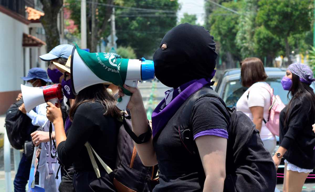 El grupo feministas llamado Papitos irresponsables tiene como objetivo exponer a los hombres que no cumplen con pensión alimenticia en el Día del Padre 2021