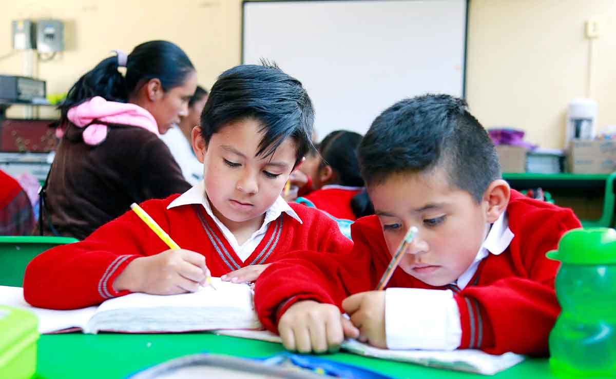Regreso a clases Edomex 2021: Alfredo del Mazo. Niños realizando su tarea.