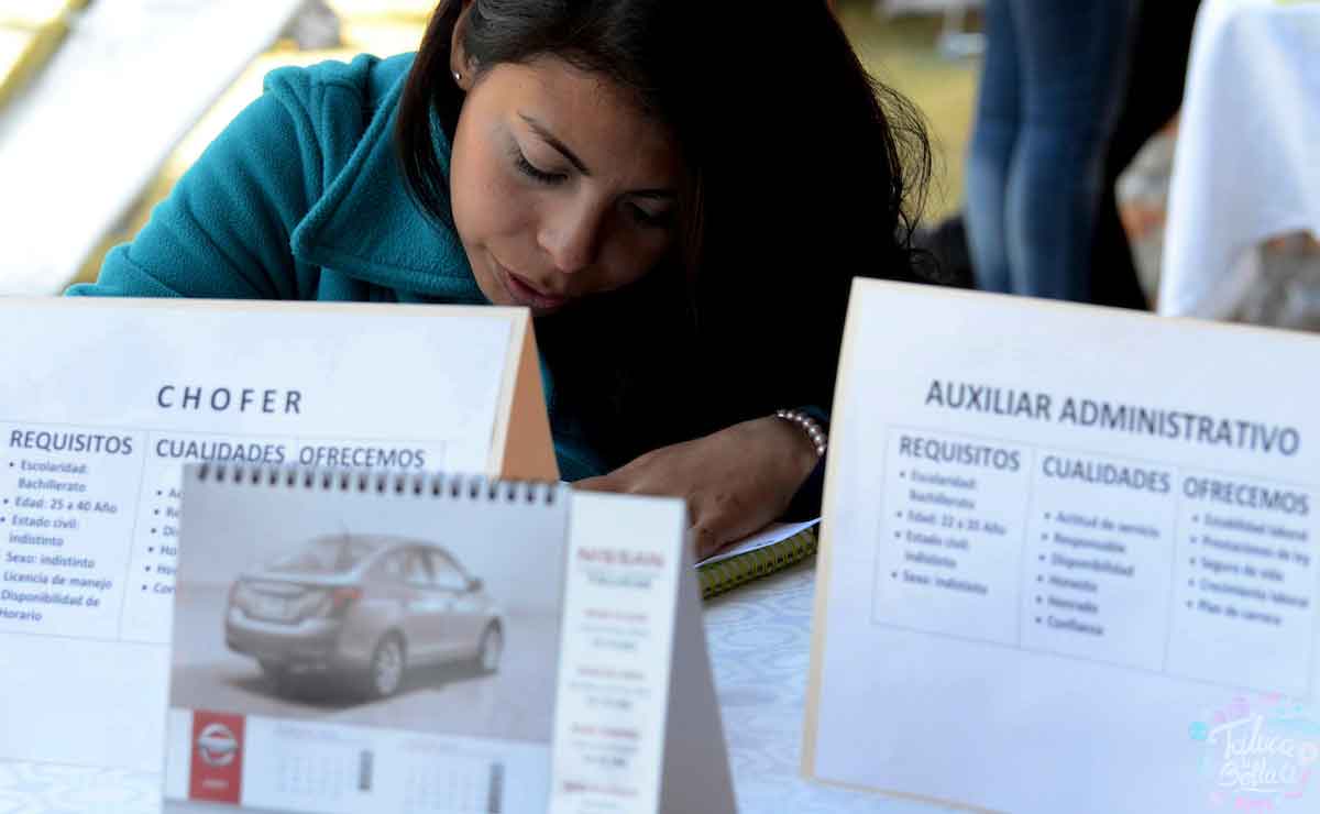 SEP ofrece vacantes de empleo. Mujer rellenando una solicitud de trabajo.