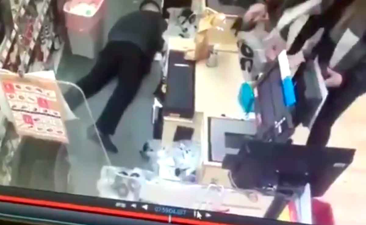 Joven se desmaya para irse a descansar.