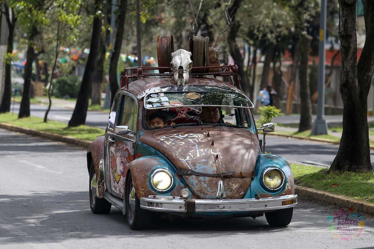 Realizan caravana en Toluca para celebrar el día mundial del vocho