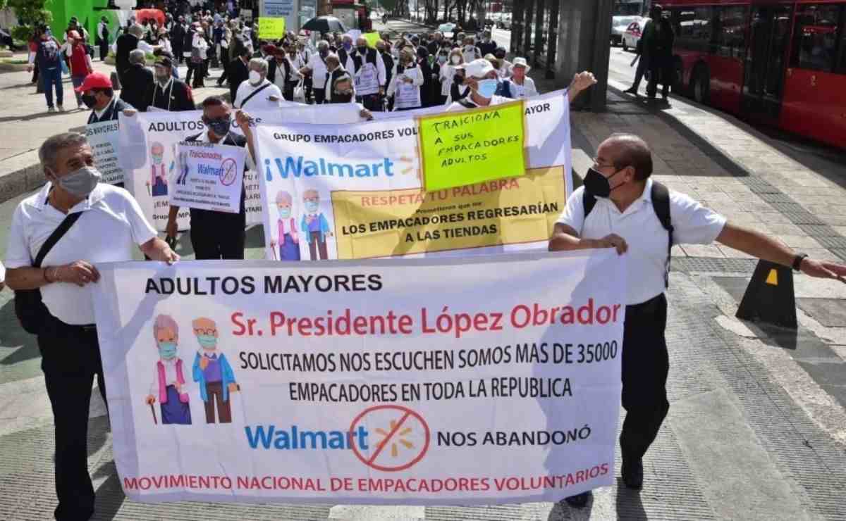 varias personas del sector afectado realizaron una marcha en calles de a CDMX para exigir se les permita regresar a su trabajo de empacadores.