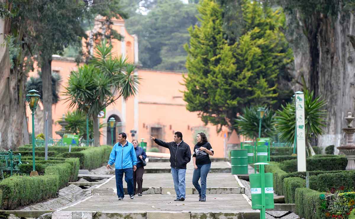 Gente caminando por las instalaciones del Zoológico de Zacango.