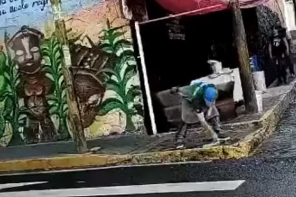 Taquero en la CDMX limpia su trapo en un charco