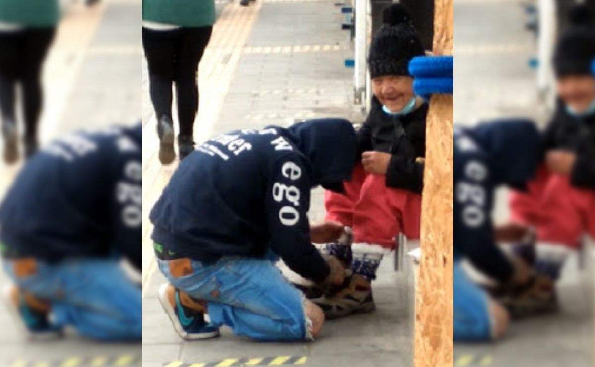 En las imágenes se observa como un joven se acerca con la mujer en situación de calle y le regala unos calcetines para el frío